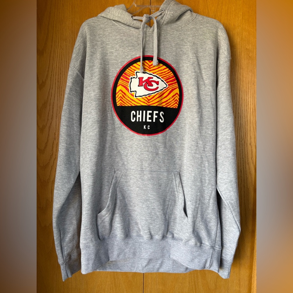NFL KC Chiefs Pullover Gray Hoodie Sweatshirt-Front Pouch Pocket and Drawstring